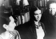 Фрида Кало (в центре) и Диего Ривера, фотография Карла Ван Вехтена, 1932 год