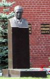 Могила Ю. В. Андропова у Кремлёвской стены.