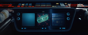 Кабина космического корабля. Впервые представлен графический интерфейс компьютера (вручную нарисованная анимация). Хорошо заметен логотип «IBM» на приборной доске.