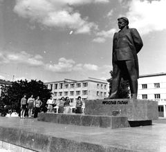 Памятник Ярославу Галану во Львове (снесён в 1990-е)