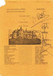 Титульный лист сценария пилотной серии, подписанный Роуэном Аткинсоном.