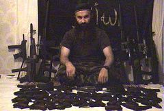 Басаев с оружием, захваченным в Ингушетии (июнь 2004)