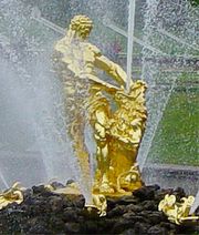 Скульптура Самсона в центральном фонтане парка Петергоф