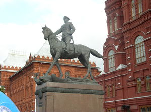 Монумент полководцу на Манежной площади города Москвы.