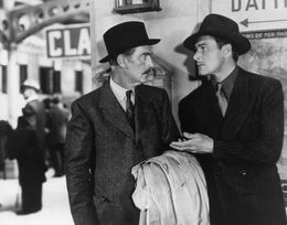 Пол Лукас в роли инспектора Марселя Боне и Флинн в роли Жана Пикара («Сомнительная слава», 1944)