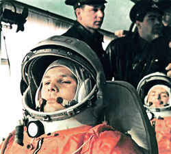  12 апреля 1961 года. Юрий Гагарин направляется к старту в космос. На заднем плане, слева — Григорий Нелюбов.