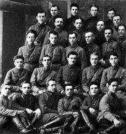Комполитсостав 143-го полка перед отъездом Василевского в 144-й полк. А. М. Василевский крайний справа во втором ряду. 1928 год