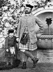Кронпринц Фридрих с сыном (будущим Вильгельмом II) в шотландских костюмах