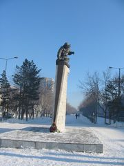 памятник Нуркену Абдирову в Караганде