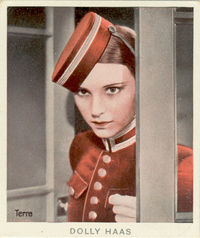 В фильме «Посыльная из отеля Далмасс» (1933), раскрашенный кадр на сигарной карточке
