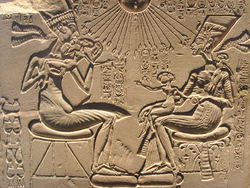 Эхнатон и Нефертити с детьми